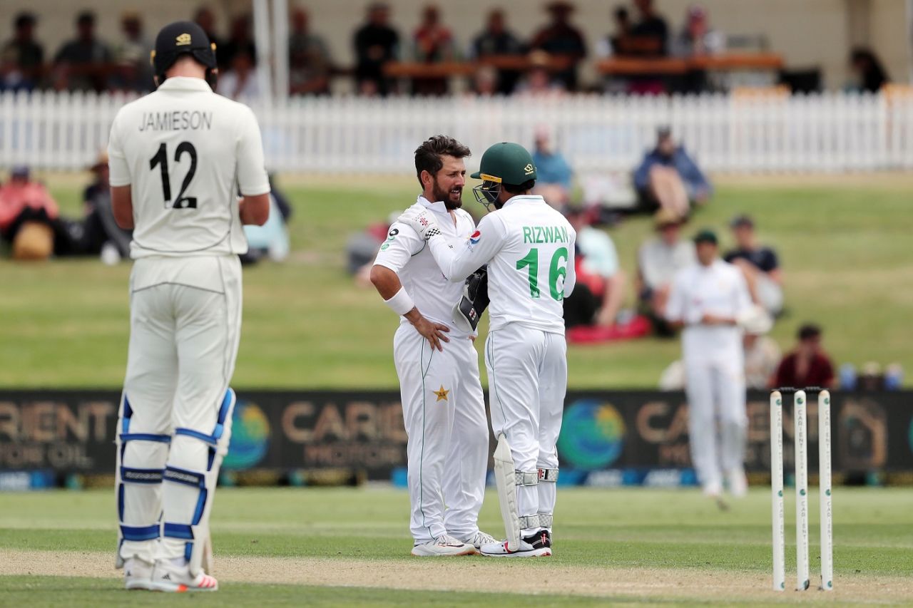 Yasir Shah has a discussion with Mohammad Rizwan, New Zealand vs Pakistan, 1st Test, Mount Maunganui, 2nd day, December 27, 2020