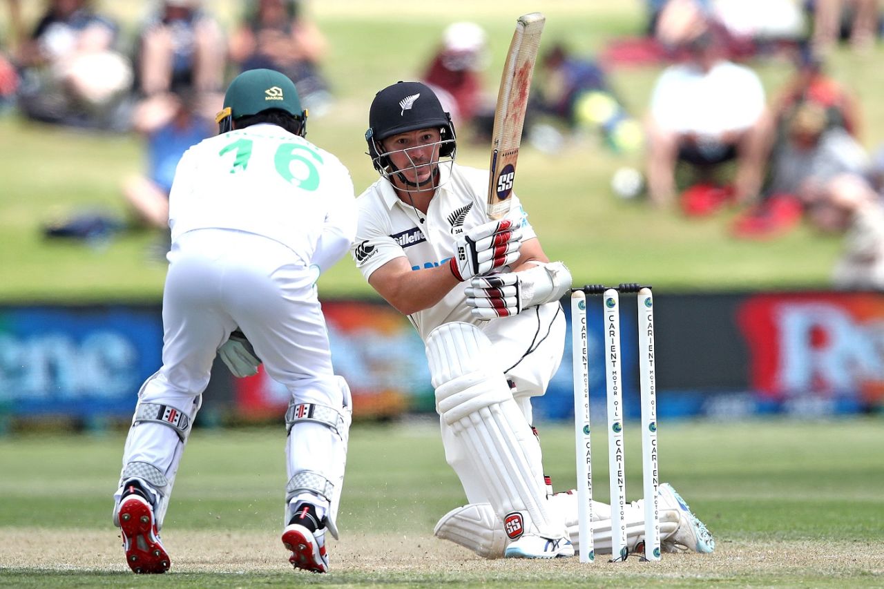 BJ Watling attempts a sweep shot, New Zealand vs Pakistan, 1st Test, Bay Oval, Day 2, December 27 2020
