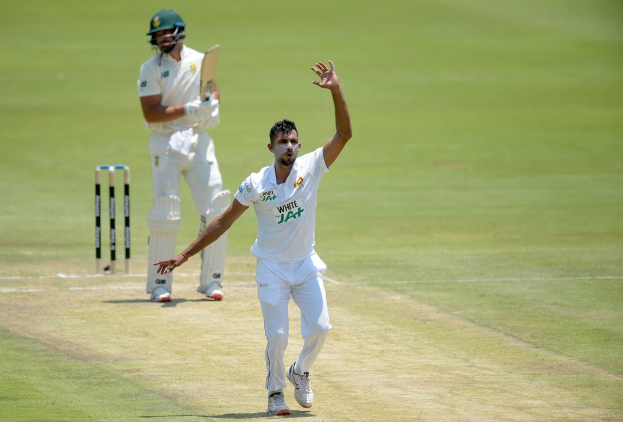 Dasun Shanaka is a batting allrounder but had to toil with the ball, South Africa v Sri Lanka, 1st Test, Day 2, Centurion, December 27, 2020