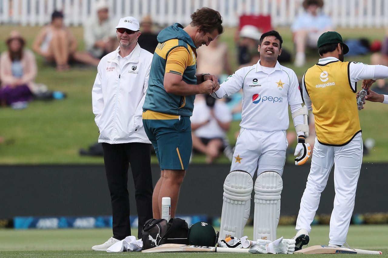 Abid Ali was struck on his forefinger by a Kyle Jamieson lifter, New Zealand vs Pakistan, 1st Test, Mount Maunganui, 3rd day, December 28, 2020
