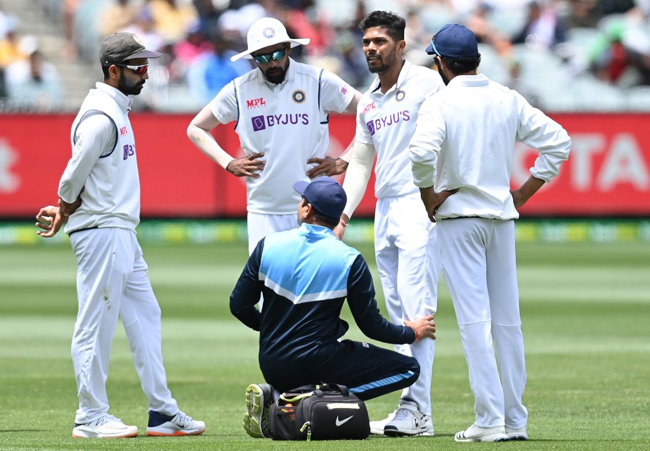 The physio inspects Umesh Yadav's calf, Australia vs India, 2nd Test, Melbourne, 3rd day, December 28, 2020