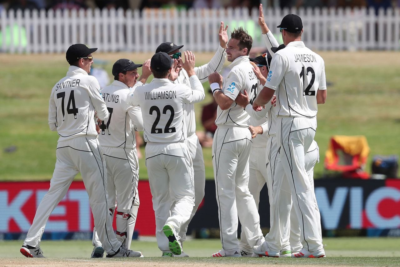 Tim Southee is congratulated for a wicket, New Zealand vs Pakistan, 1st Test, Mount Maunganui, Day 4, December 29 2020


