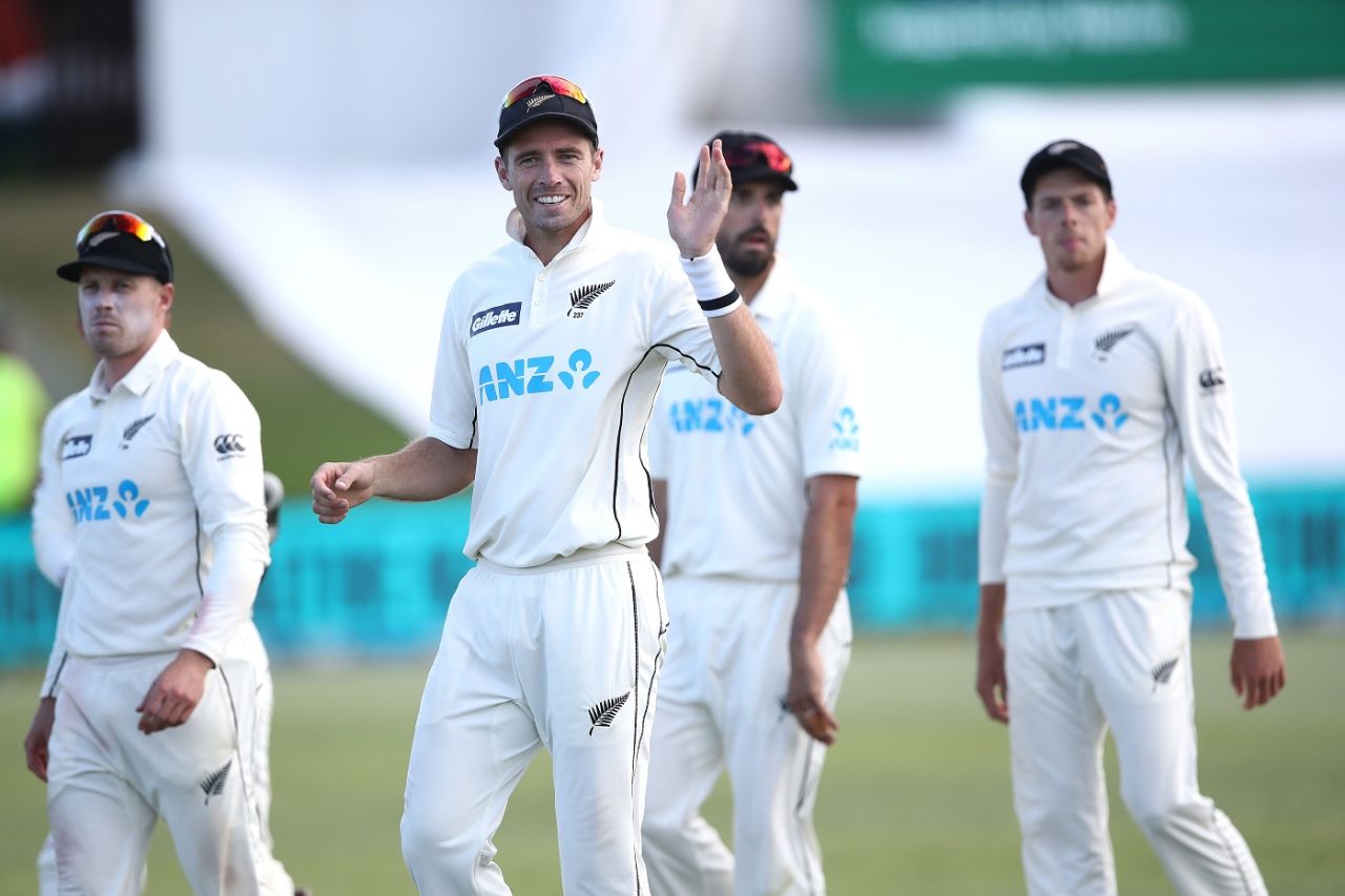 Tim Southee leaves the field after taking his 300th Test wicket, New Zealand vs Pakistam 1st Test, Mount Maunganui, 4th day, December 29, 2020
