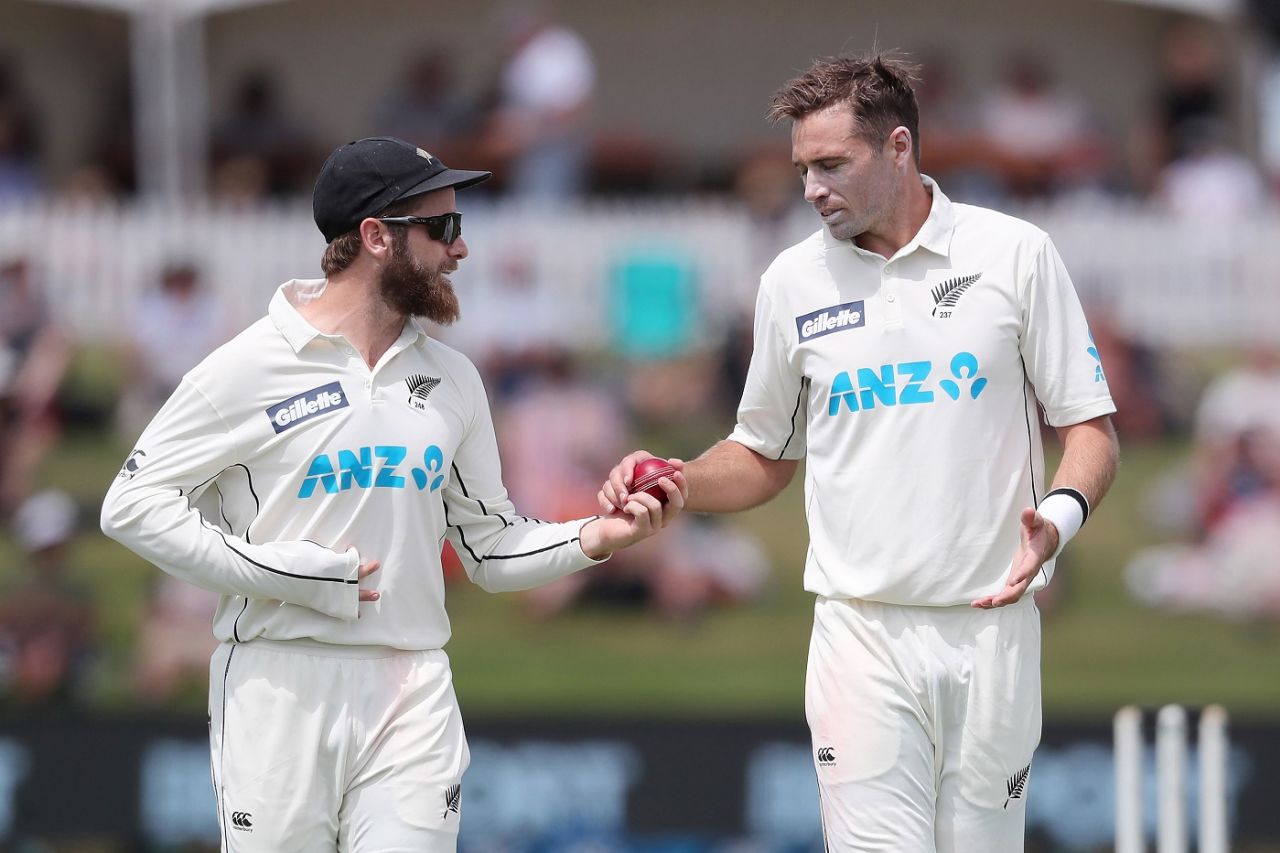 Kane Williamson hands the ball to Tim Southee, New Zealand vs Pakistan, 1st Test, Mount Maunganui, 4th day, December 28, 2020