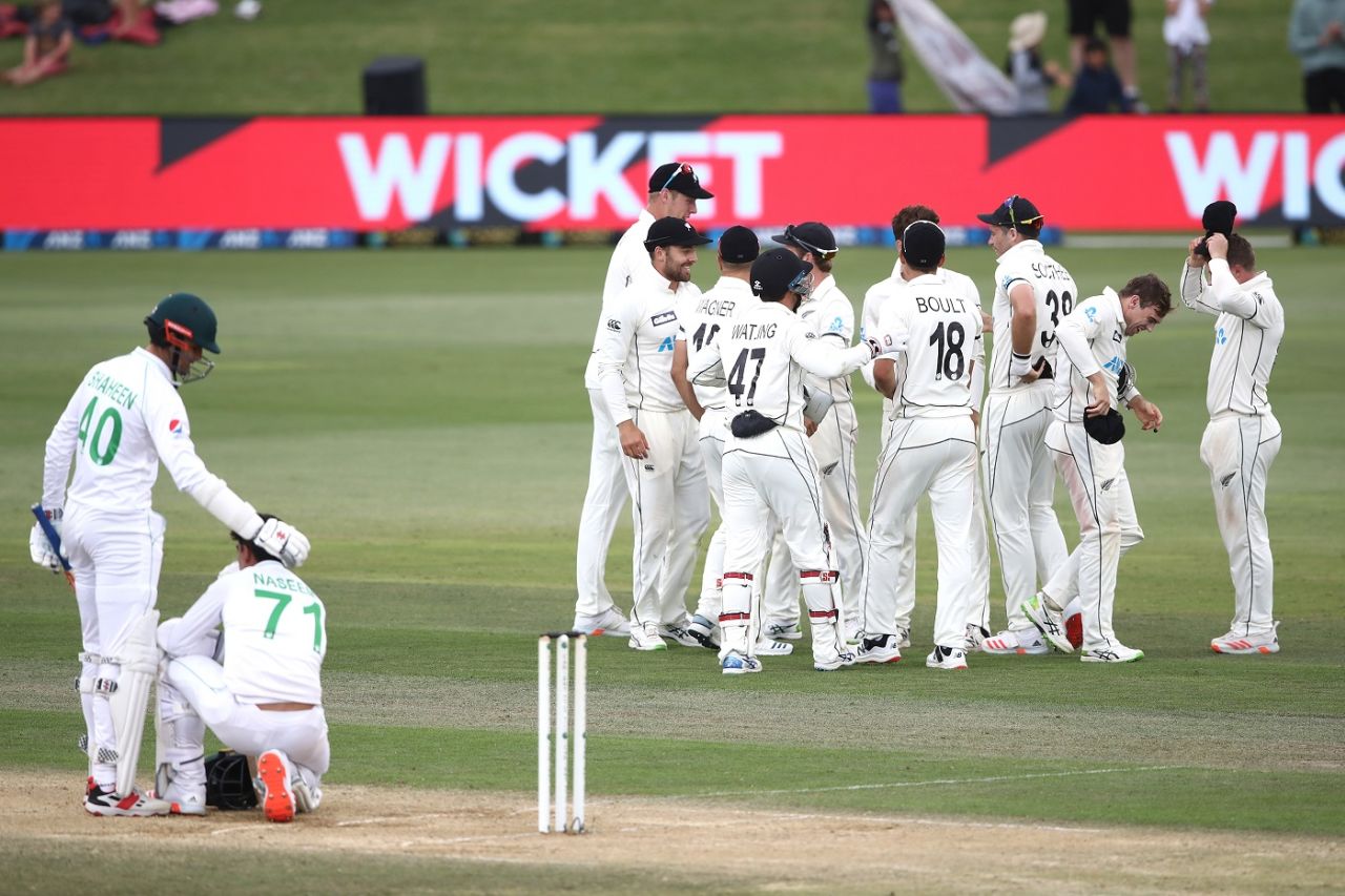 Naseem Shah is consoled by his partner after becoming the final wicket of an incredible game, New Zealand vs Pakistan, 1st Test, Mount Maunganui, Day 5, December 30 2020

