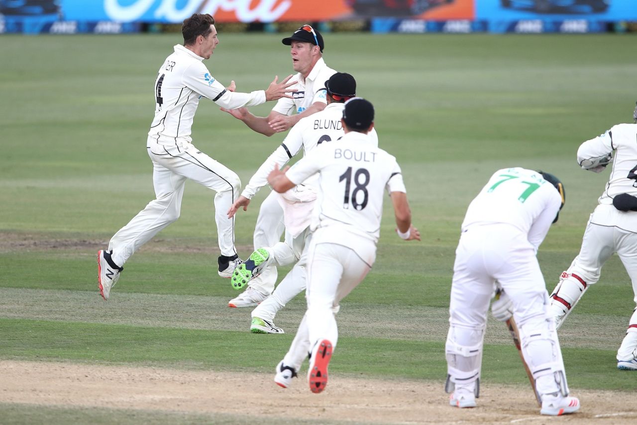 The New Zealand players all wanted a piece of Mitchell Santner after he took the match-winning catch, New Zealand vs Pakistan, 1st Test, Mount Maunganui, Day 5, December 30 2020

