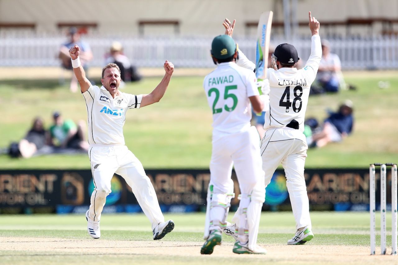 Neil Wagner, broken toe and all, produced the key breakthrough to dismiss centurion Fawad Alam, New Zealand vs Pakistan, 1st Test, Mount Maunganui, Day 5, December 30 2020

