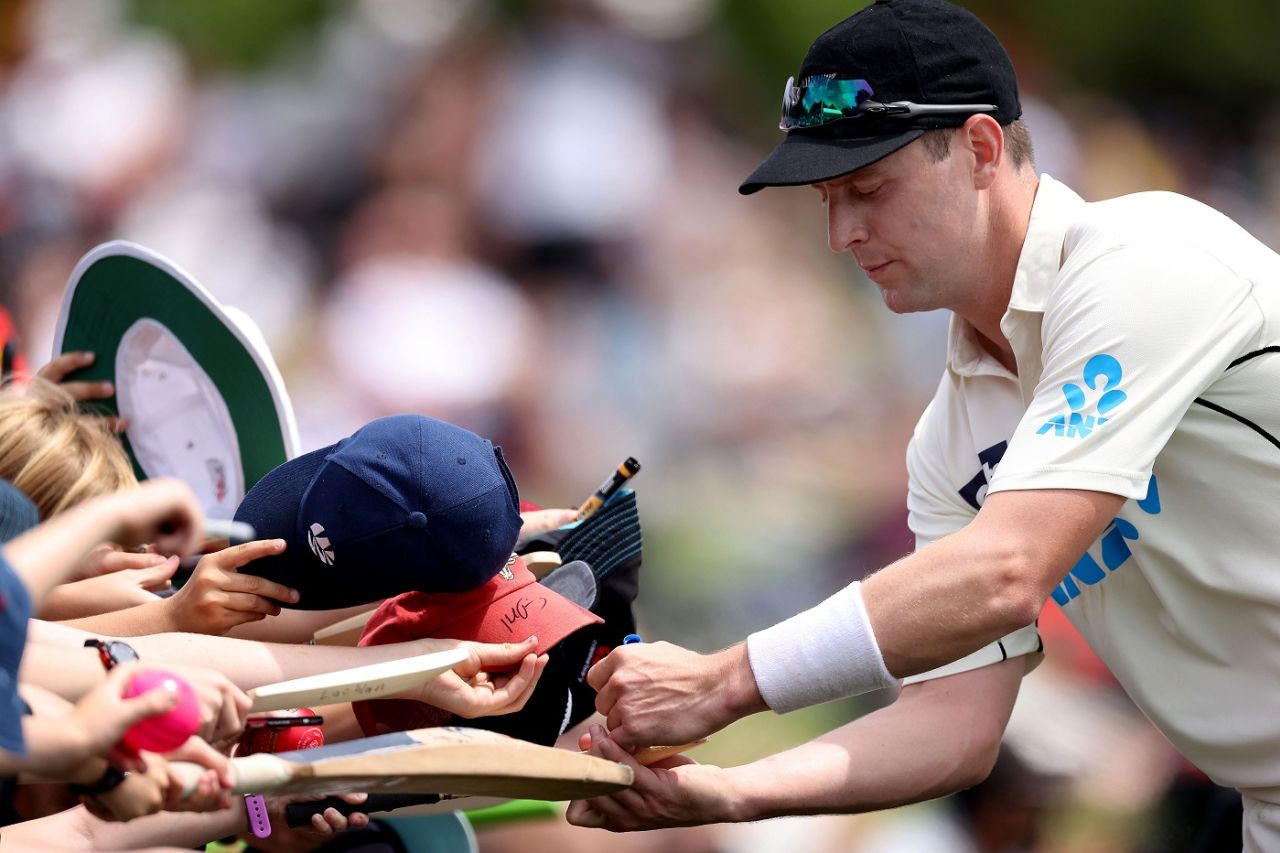Matt Henry signs autographs for young fans, New Zealand vs Pakistan, Christchurch, 1st day, 2nd Test, January 3, 2020