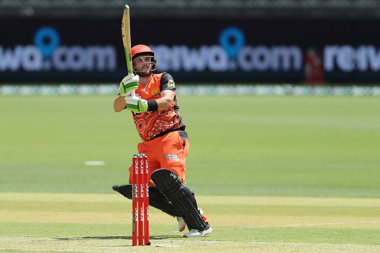 Josh Inglis goes for an unorthodox shot, Perth Scorchers vs Melbourne Renegades, BBL 2020-21, Perth, January 3, 2021