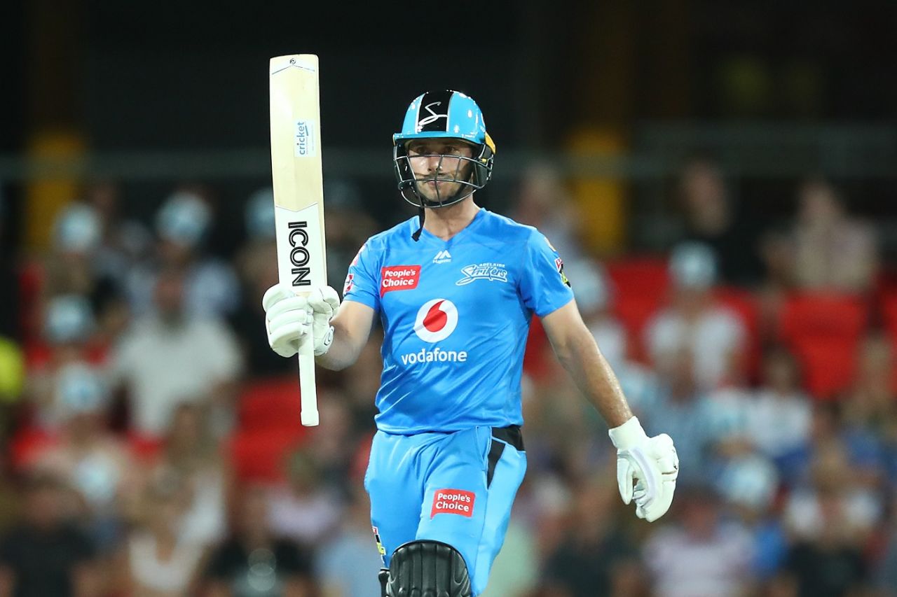 Jonathan Wells acknowledges the cheers, Adelaide Strikers vs Sydney Sixers, BBL 2020-21, Gold Coast, January 3, 2021
