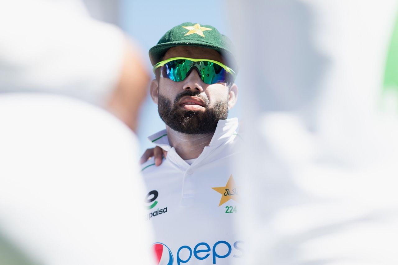 Mohammad Rizwan speaks to his team-mates, New Zealand vs Pakistan, 2nd Test, 2nd day, Christchurch, January 4, 2021