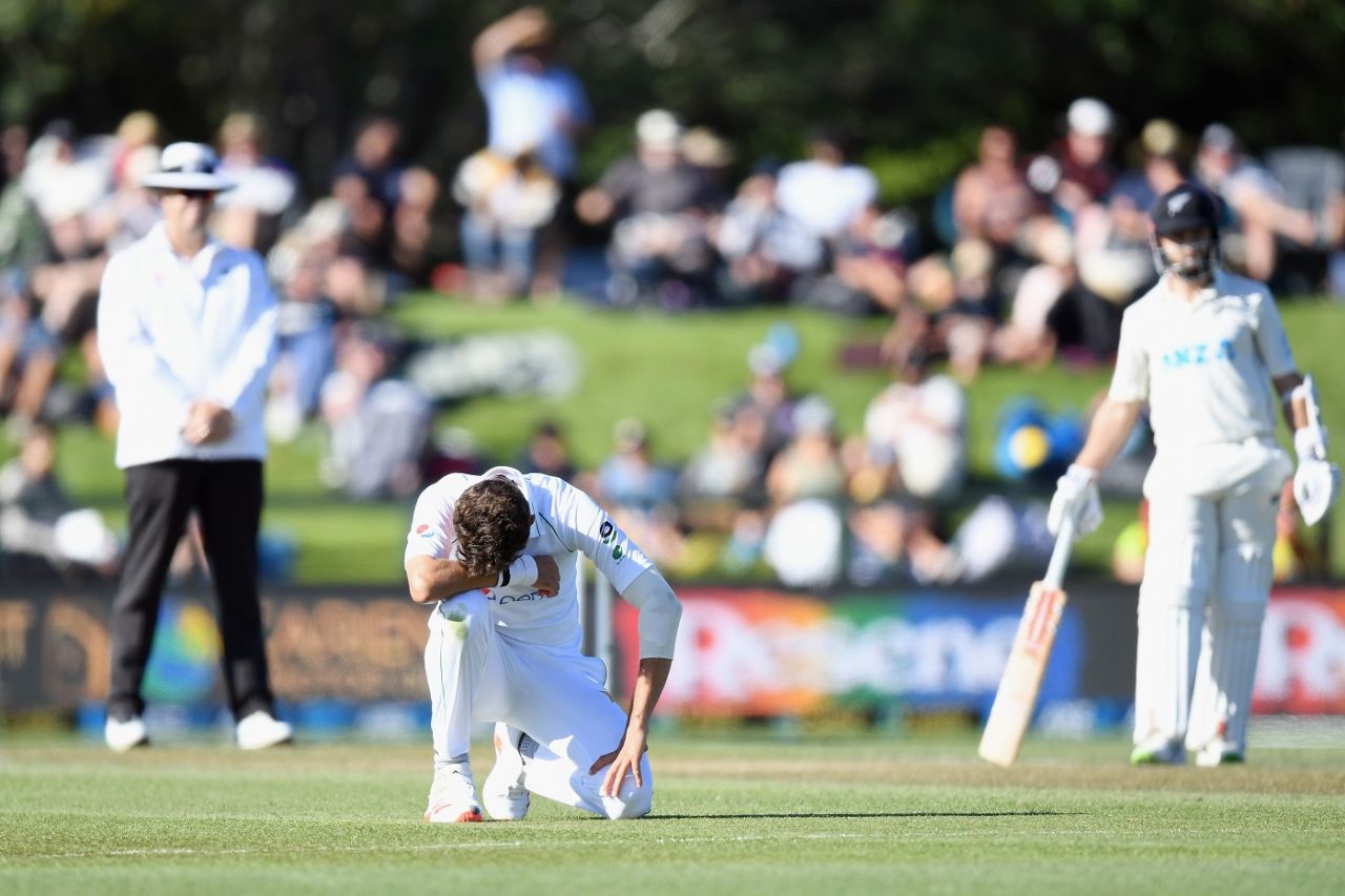 Shaheen Afridi sinks to his knees in disbelief and dejection, as yet another catch is put down, New Zealand vs Pakistan, 2nd Test, 2nd day, Christchurch, January 4, 2021
