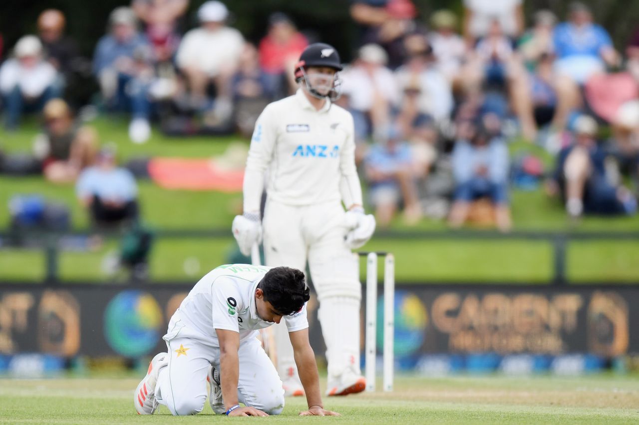 Naseem Shah reacts after attempting a tough catch off Henry Nicholls, New Zealand v Pakistan, 2nd Test, Christchurch, 3rd day, January 5, 2021
