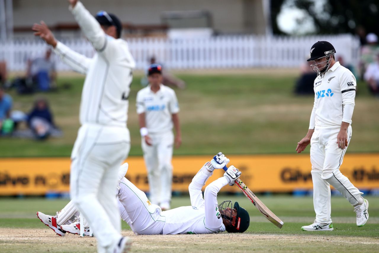 Shaheen Afridi falls to the ground after being struck by a delivery from Neil Wagner, day five, first Test, New Zealand vs Pakistan, Bay Oval, December 30, 2020