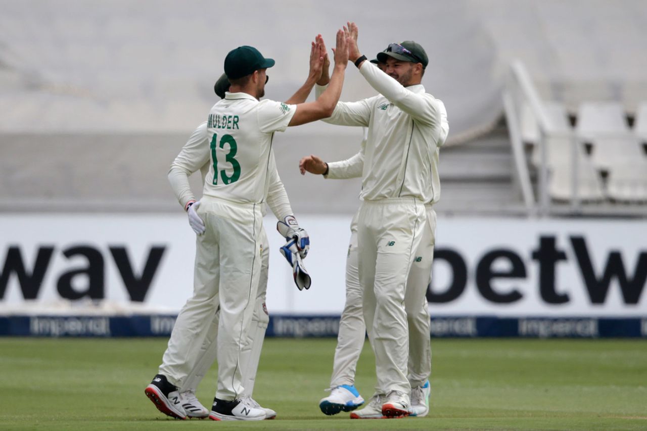 Wiaan Mulder took the catch to dismiss Dimuth Karunaratne on the third morning, South Africa vs Sri Lanka, 2nd Test, 3rd day, Johannesburg, January 5, 2021