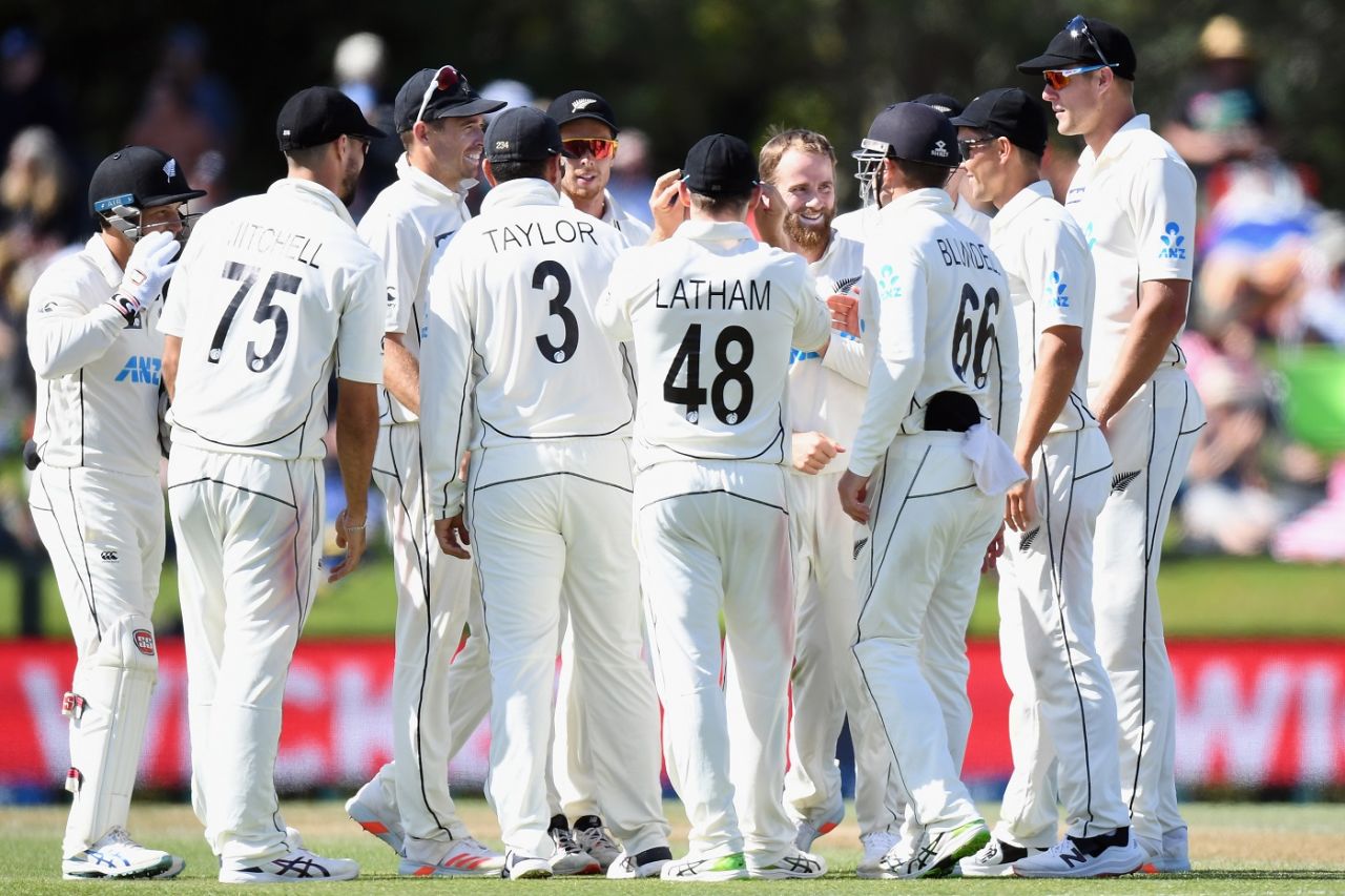 Kane Williamson is mobbed by team-mates after sending back Shaheen Afridi, New Zealand vs Pakistan, 2nd Test, Christchurch, 4th day, January 6, 2021