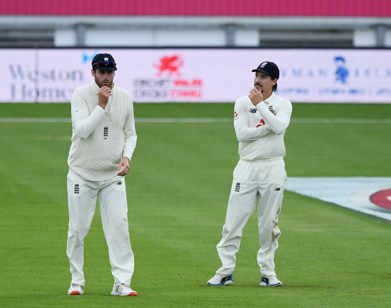 The slip cordon of Dom Sibley and Rory Burns can't quite believe that yet another chance has gone down, England v Pakistan, 3rd Test, Southampton, 3rd day, August 23, 2020