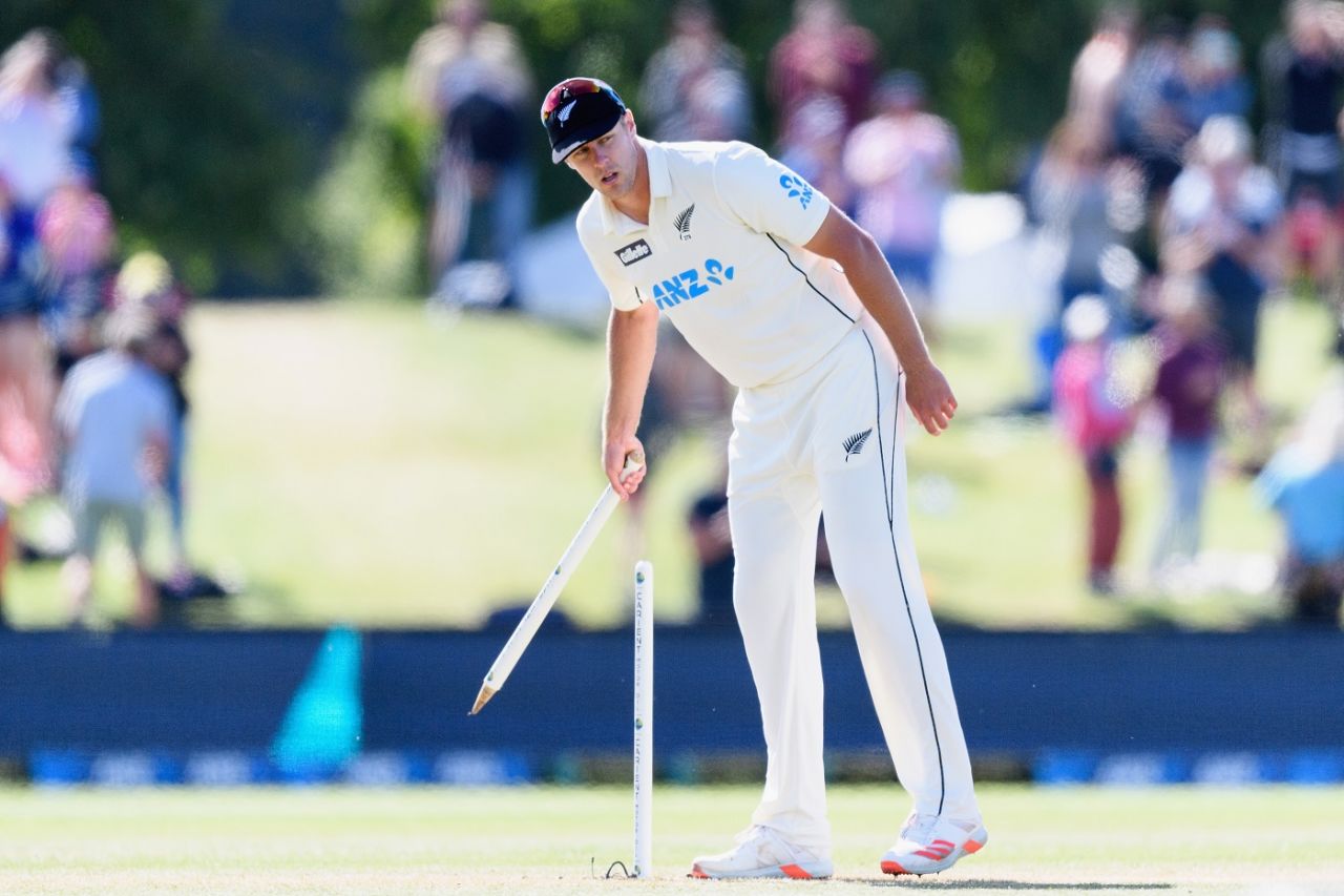 Kyle Jamieson plucks a stump after the match, New Zealand vs Pakistan, 2nd Test, Christchurch, 4th day, January 6, 2021