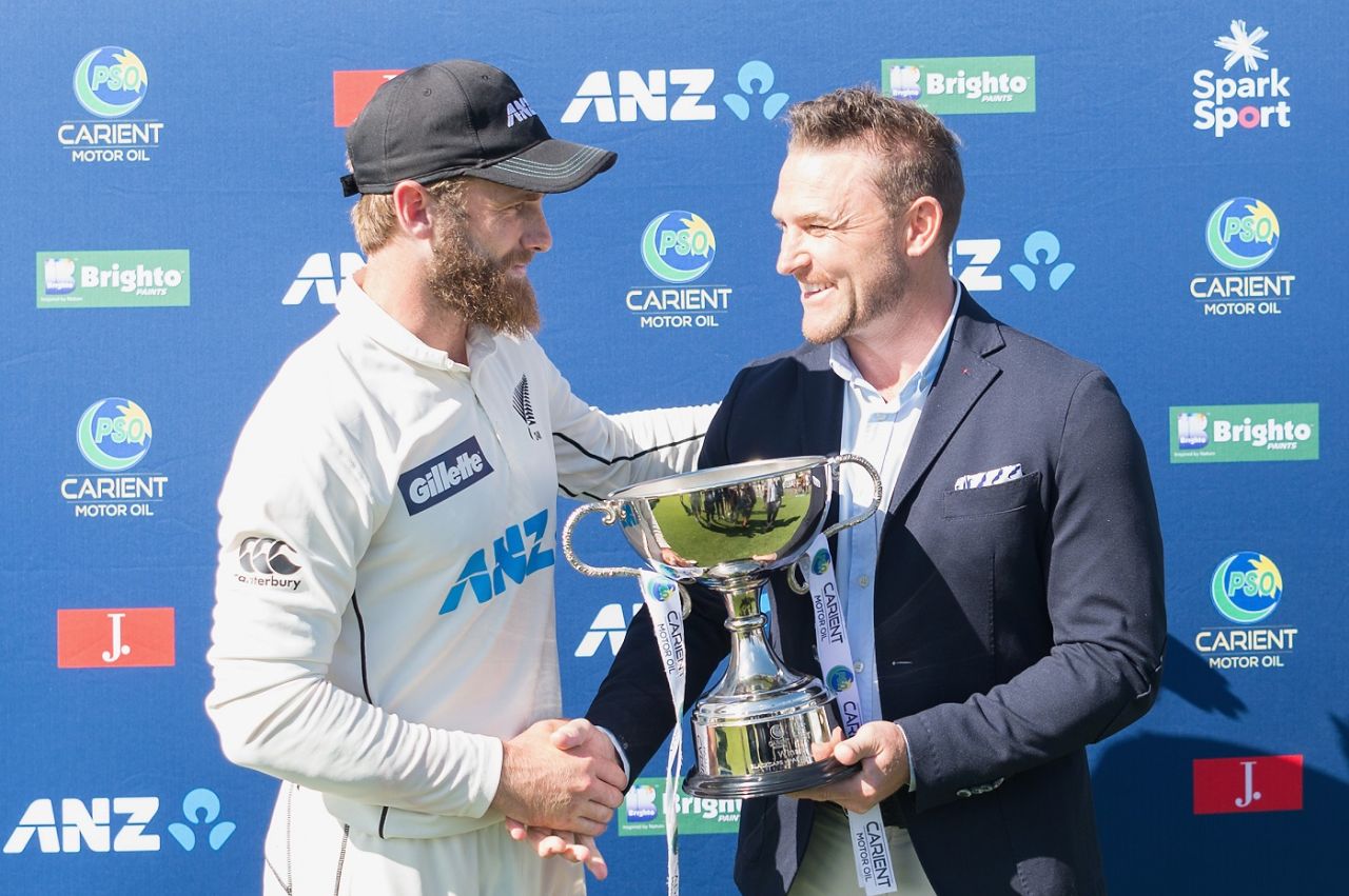 Kane Williamson receives the trophy from his predecessor, Brendon McCullum, New Zealand vs Pakistan, 2nd Test, Christchurch, 4th day, January 6, 2021