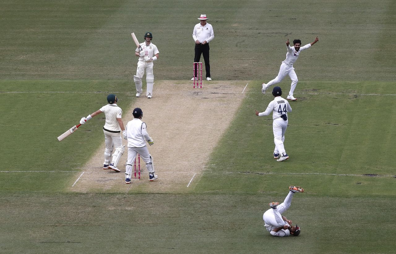 Ravindra Jadeja wheels away as Ajinkya Rahane takes a sharp catch to dismiss Marnus Labuschagne, Australia vs India, 3rd Test, Sydney, 2nd day, January 8, 2021
