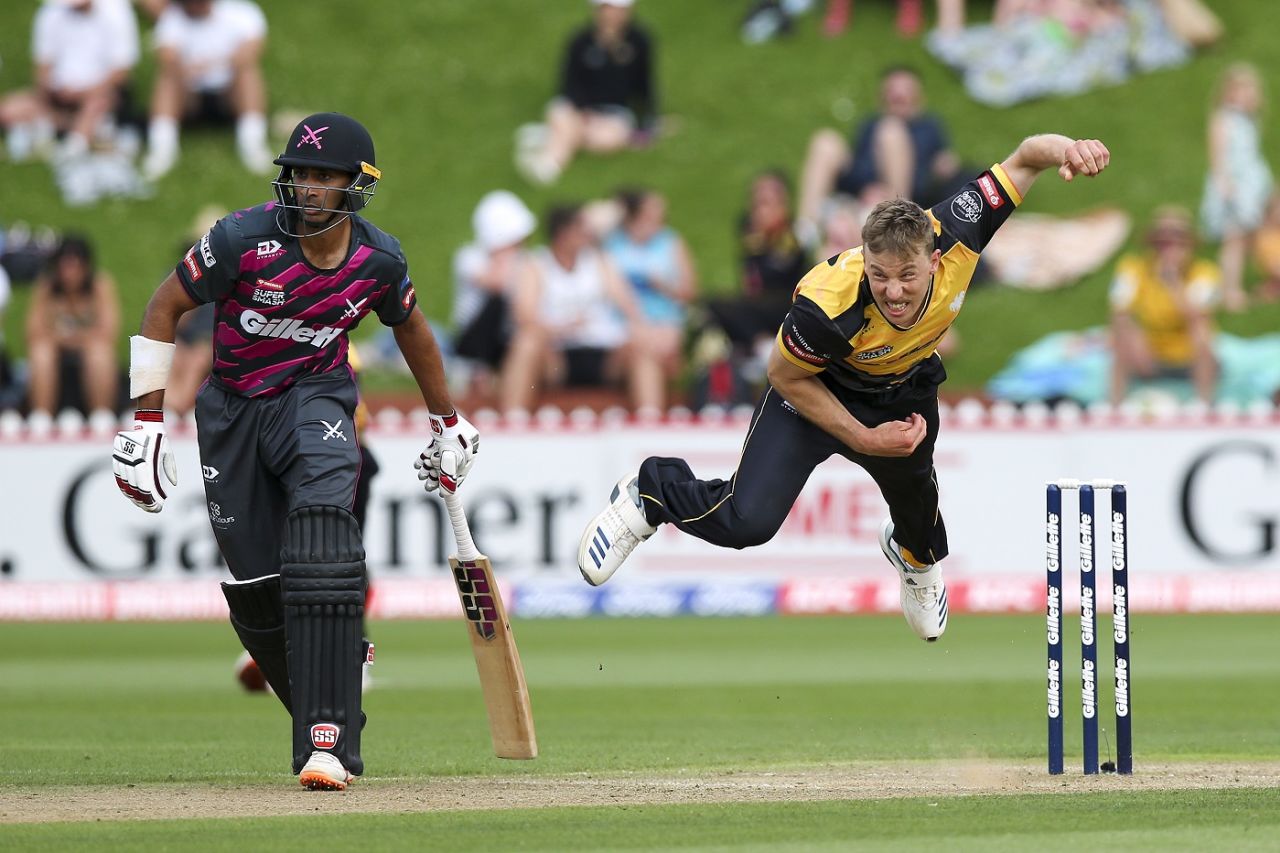 Jeet Raval and Logan van Been in action, Wellington v Northern Districts, Super Smash, Wellington, January 9, 2021