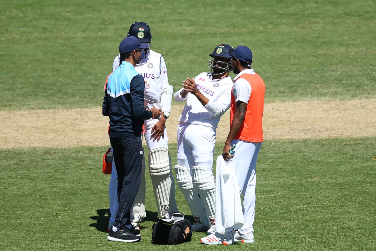 Ravindra Jadeja gets some medical attention on his left thumb, Australia vs India, 3rd Test, Sydney, 3rd day, January 9, 2021