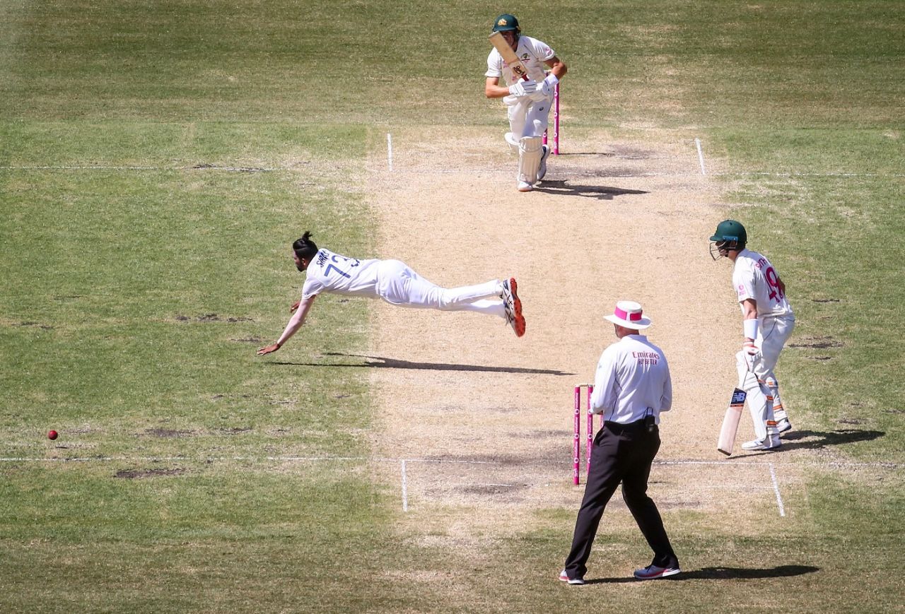 Mohammed Siraj goes full stretch to his left but can't stop Marnus Labuschagne's off-drive, Australia vs India, 3rd Test, Sydney, 4th day, January 10, 2021