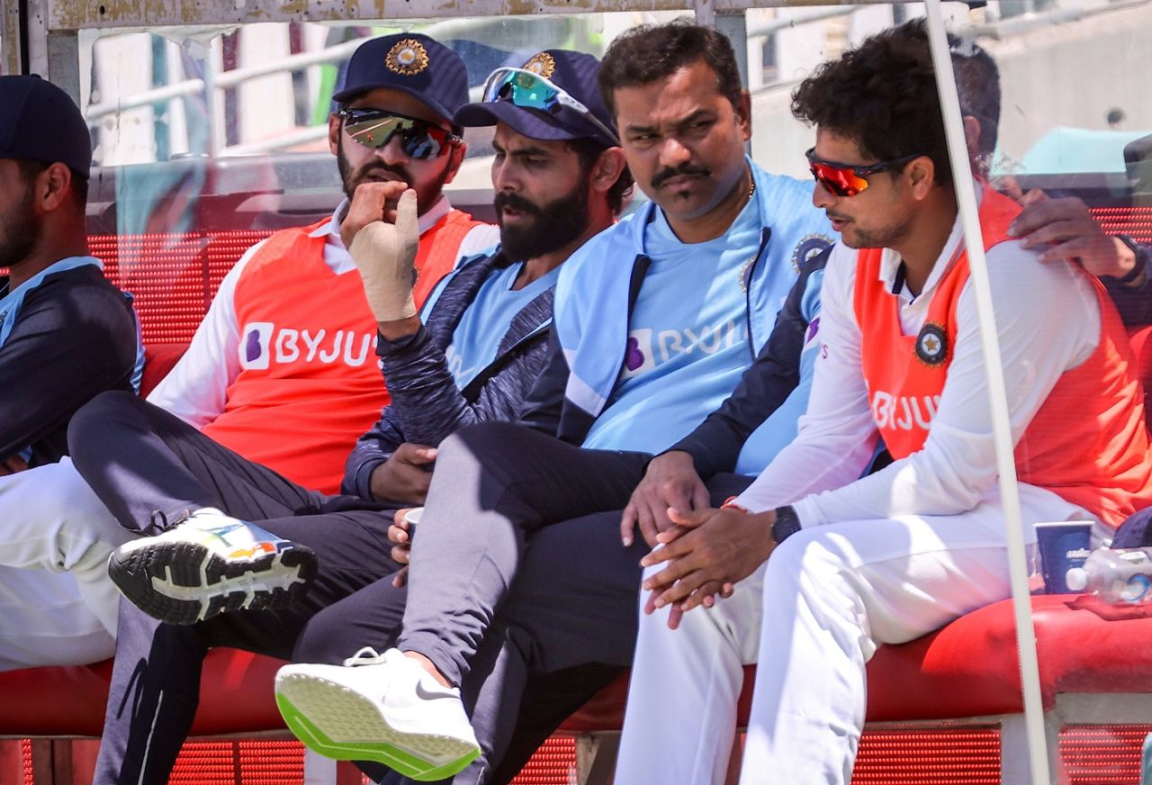 Ravindra Jadeja considers his dislocated left thumb, while Shardul Thakur and Kuldeep Yadav look on, Australia vs India, 3rd Test, Sydney, 4th day, January 10, 2021