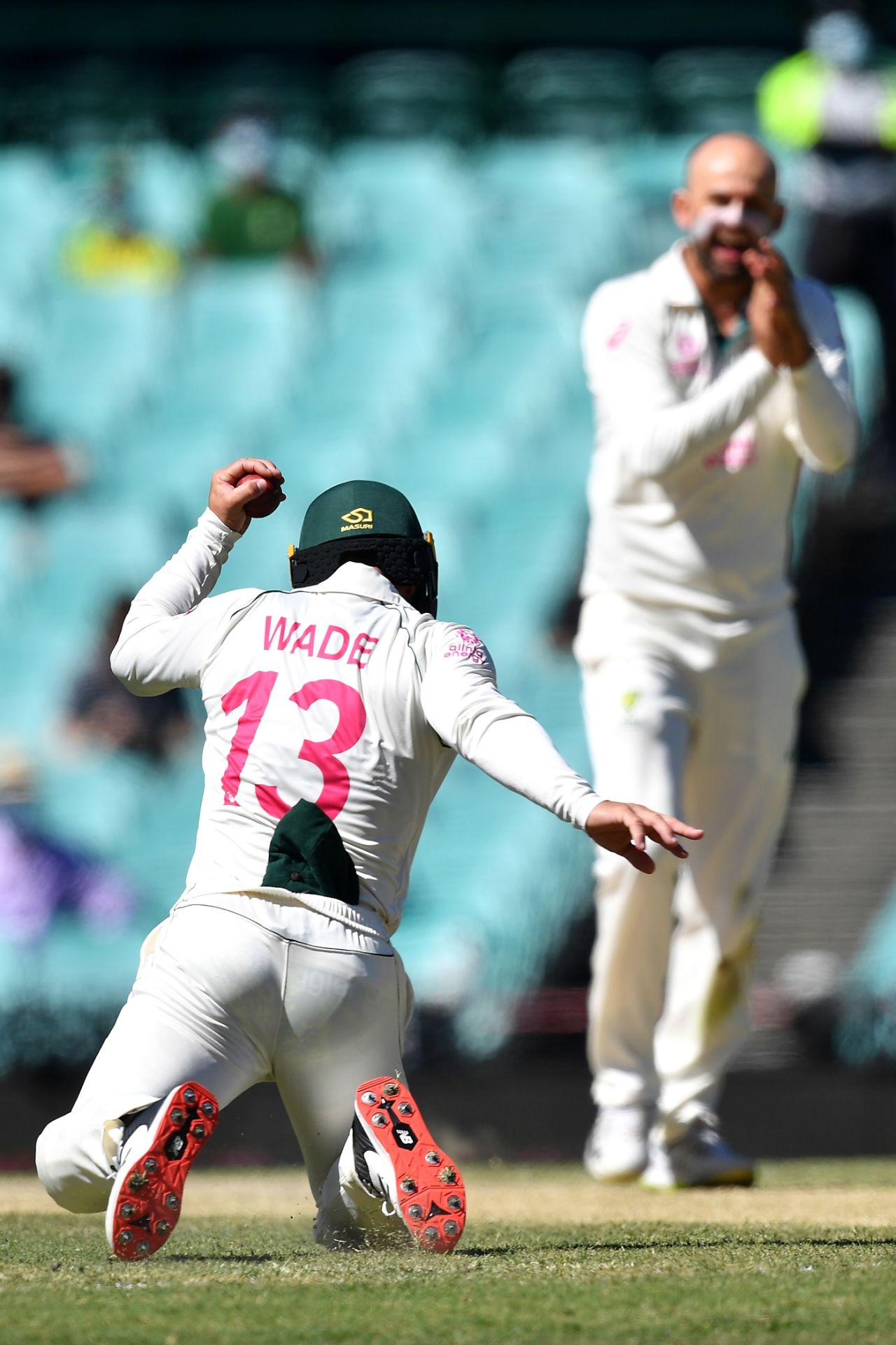A sharp take by Matthew Wade at short leg gives Nathan Lyon a wicket, Australia vs India, 3rd Test, Sydney, 5th day, January 11, 2021