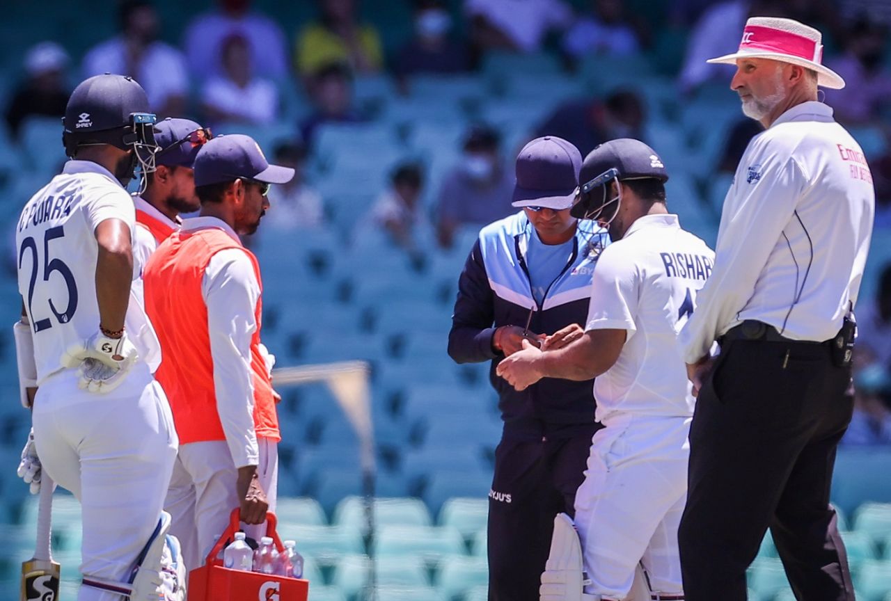 Rishabh Pant gets treatment on his injured left thumb as Cheteshwar Pujara and Wriddhiman Saha look on, Australia vs India, 3rd Test, Sydney, 5th day, January 11, 2021