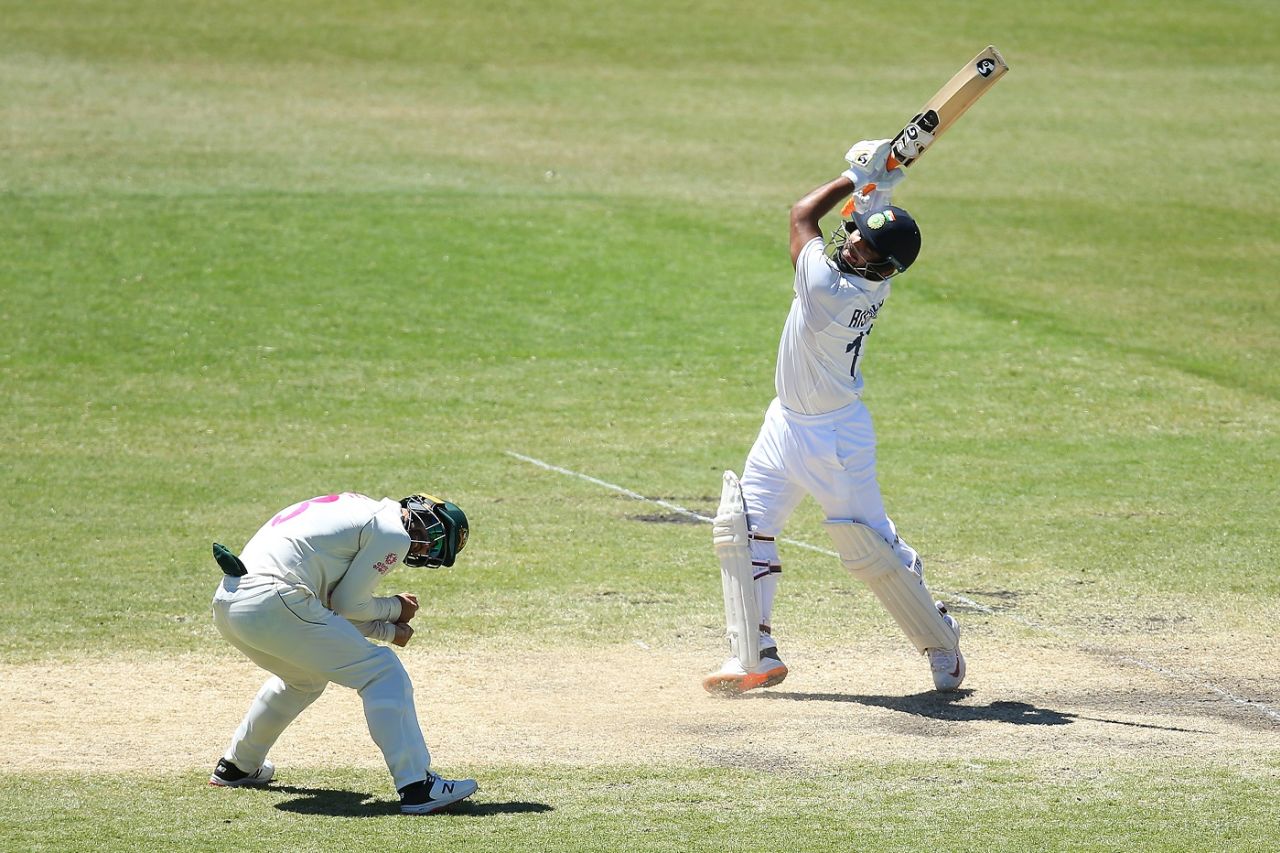 Matthew Wade takes evasive action as Rishabh Pant goes aerial, Australia vs India, 3rd Test, Sydney, 5th day, January 11, 2021