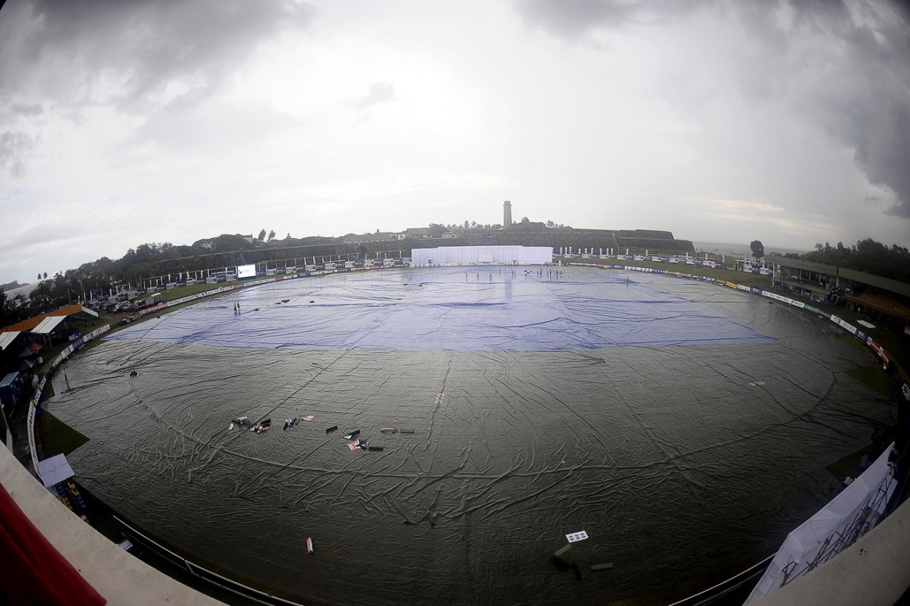 Rain held up proceedings on the second evening, Sri Lanka v England, 1st Test, Galle, 2nd day, January 15, 2021