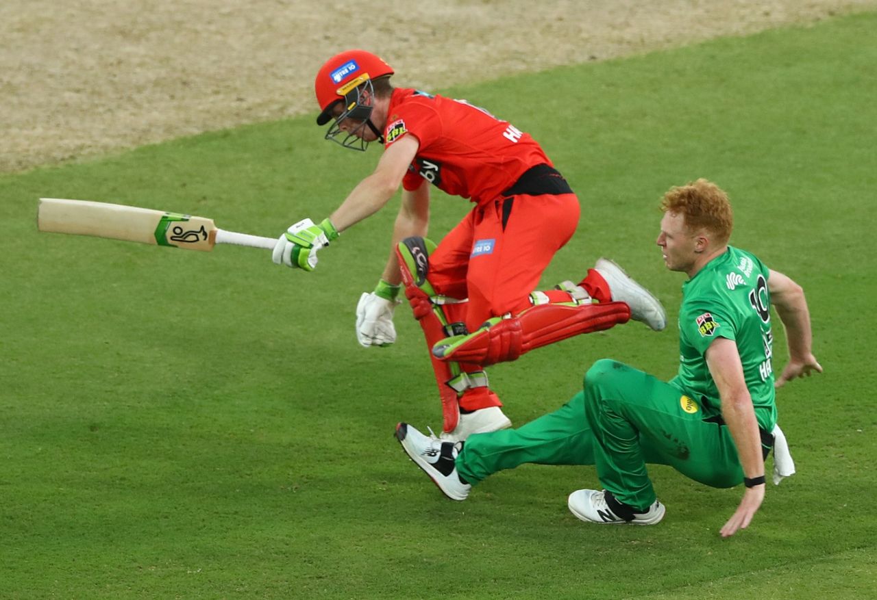 Sam Harper and Liam Hatcher have a collision, Melbourne Stars v Melbourne Renegades, BBL 2020-21, Melbourne, January 17, 2021
