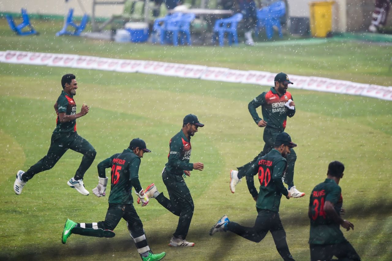 Bangladesh fielders scurry off the field after rain hits Mirpur, Bangladesh v West Indies, 1st ODI, Mirpur, January 20, 2021