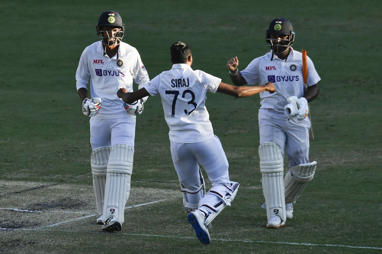 Mohammed Siraj runs out to Navdeep Saini and Rishabh Pant in the middle, Australia vs India, 4th Test, Brisbane, 5th day, January 19, 2021