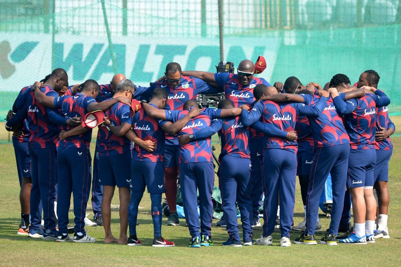 The West Indies players get into a huddle with coach Phil Simmons, Bangladesh vs West Indies, Chittagong, January 24, 2021