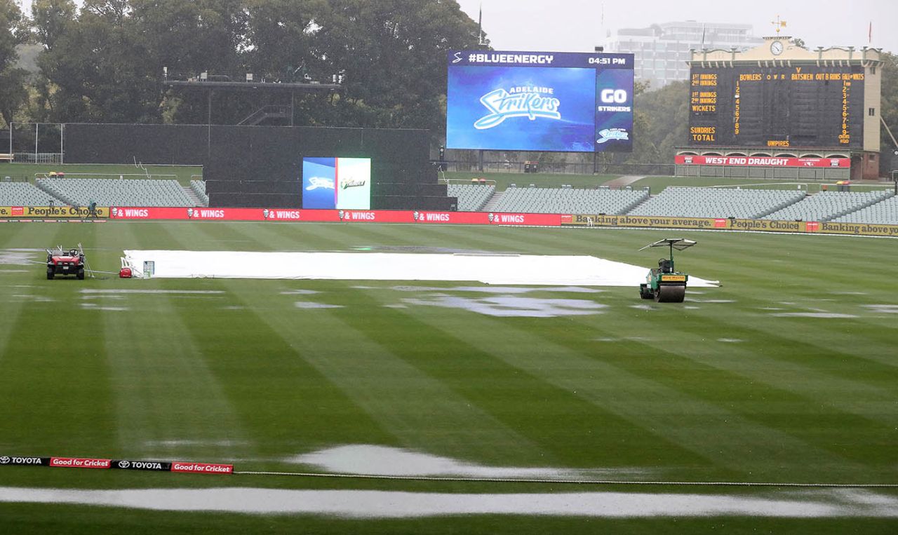 Heavy rain delayed the start at Adelaide Oval, Adelaide Strikers vs Sydney Thunder, Adelaide Oval, BBL 2020-21, January 25, 2021