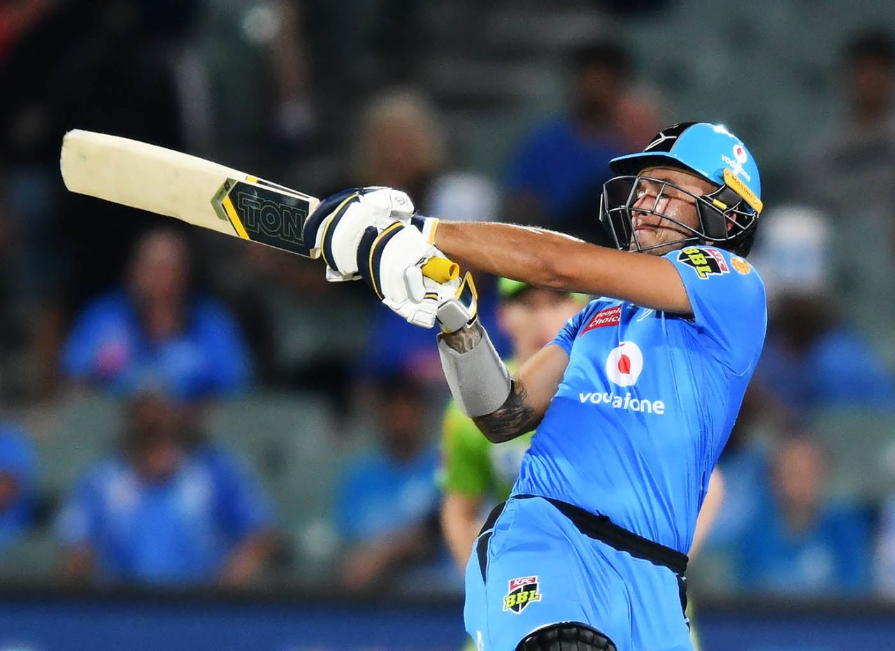 Jake Weatherald closes his eyes and swings hard during his lone hand, Adelaide Strikers vs Sydney Thunder, Adelaide Oval, BBL 2020-21, January 25, 2021