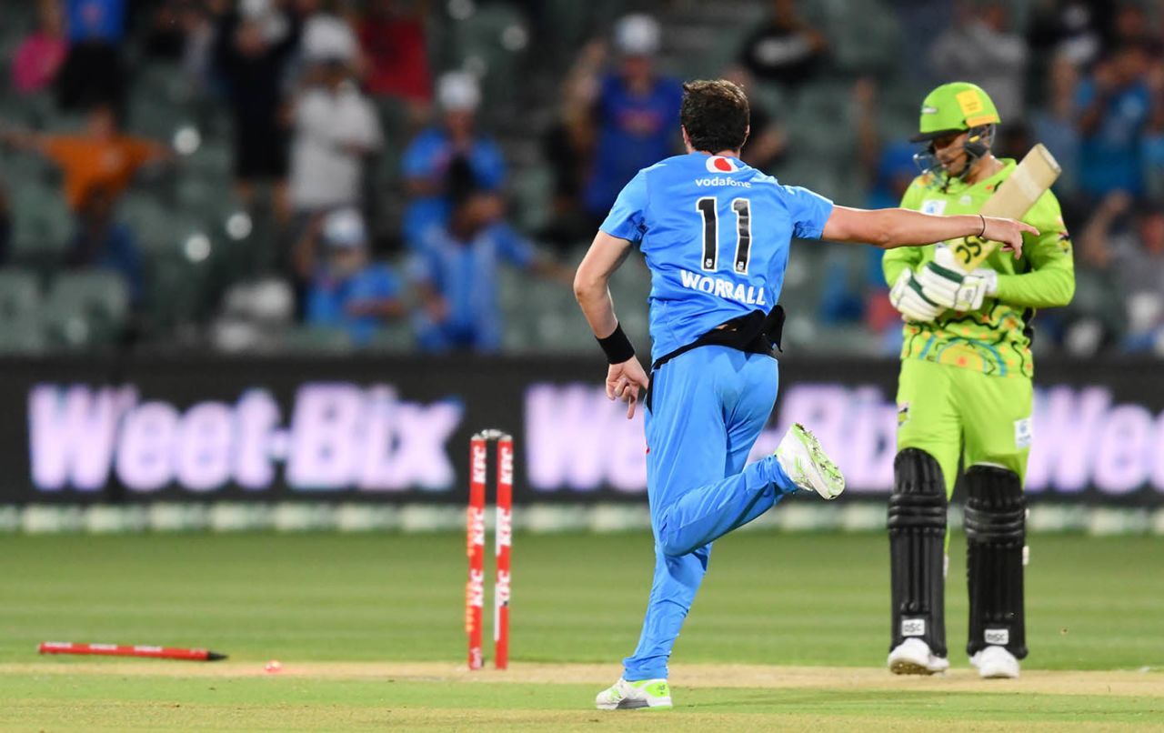 Daniel Worrall pegged back Usman Khawaja's off stump with a perfect inswinger, Adelaide Strikers vs Sydney Thunder, Adelaide Oval, BBL 2020-21, January 25, 2021