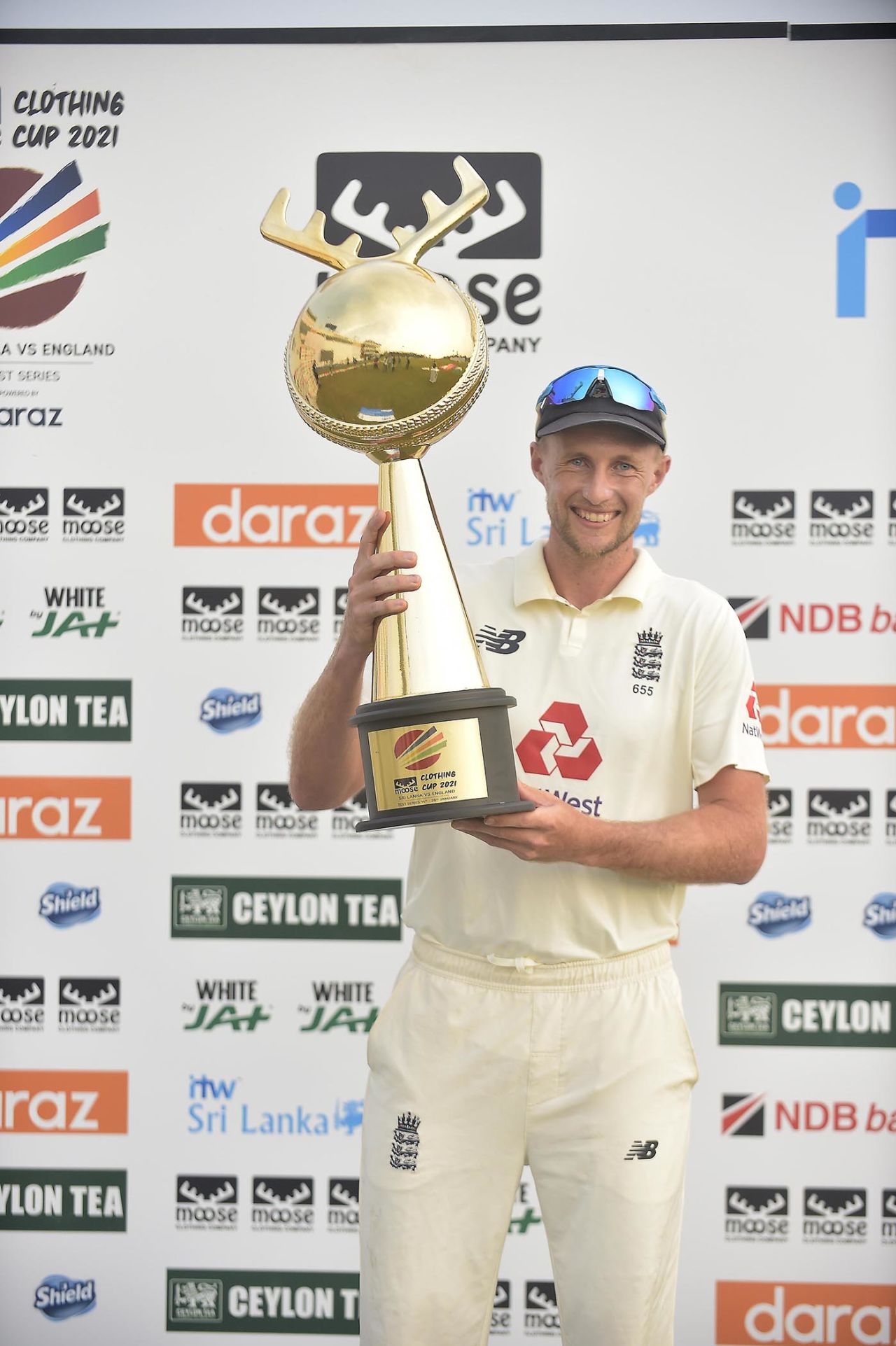 Joe Root holds aloft the series trophy, Sri Lanka vs England, 2nd Test, Galle, 4th day, January 25, 2021
