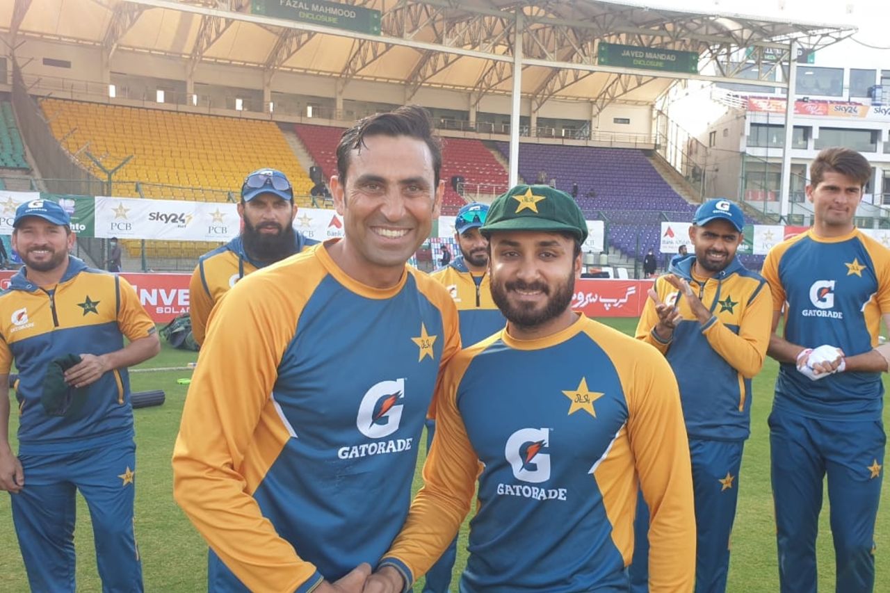 Imran Butt receives his Test cap from Younis Khan, Pakistan vs South Africa, 1st Test, Karachi, 1st day, January 26, 2021