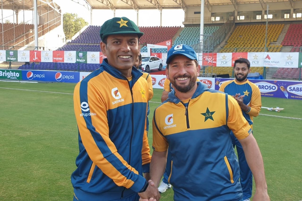 Nauman Ali receives his Test cap from Yasir Shah, Pakistan vs South Africa, 1st Test, Karachi, 1st day, January 26, 2021