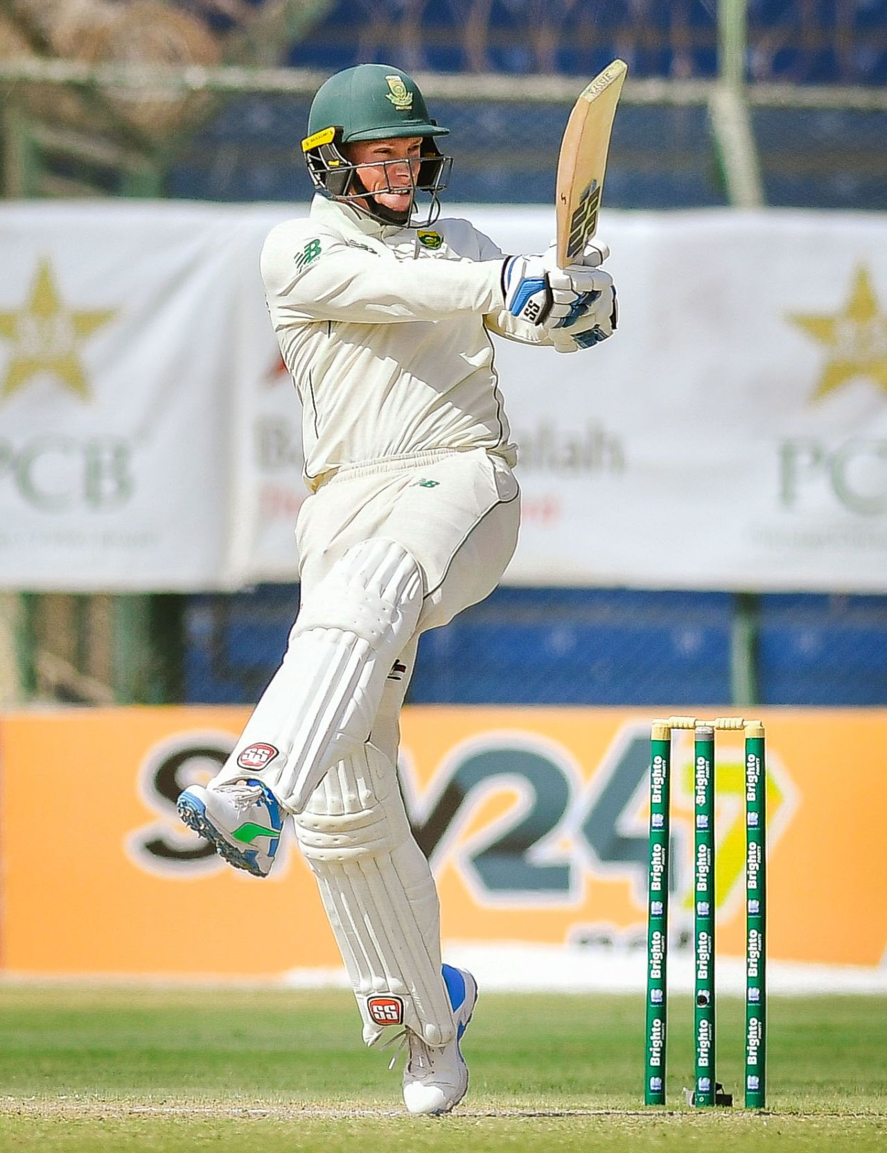 Rassie van der Dussen plays a pull, Pakistan vs South Africa, 1st Test, Karachi, day 3, January 28, 2021