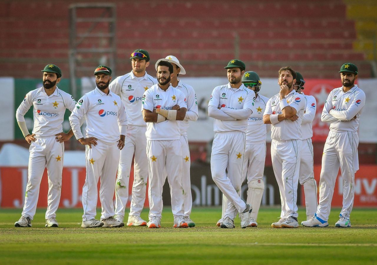 The Pakistan players wait for a decision, Pakistan vs South Africa, 1st Test, Karachi, day 3, January 28, 2021