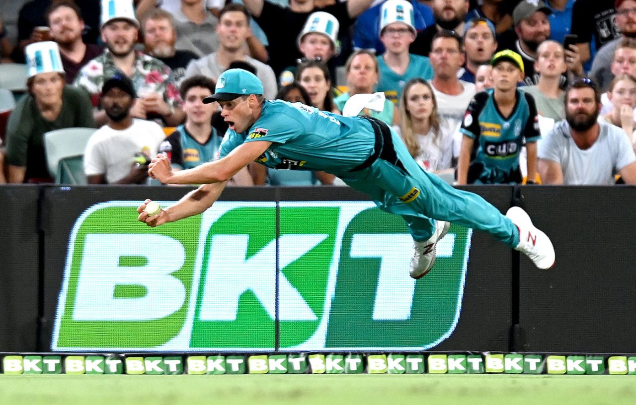 Ben Laughlin takes a spectacular catch, Brisbane Heat vs Adelaide Strikers, BBL, Gabba, January 29, 2021