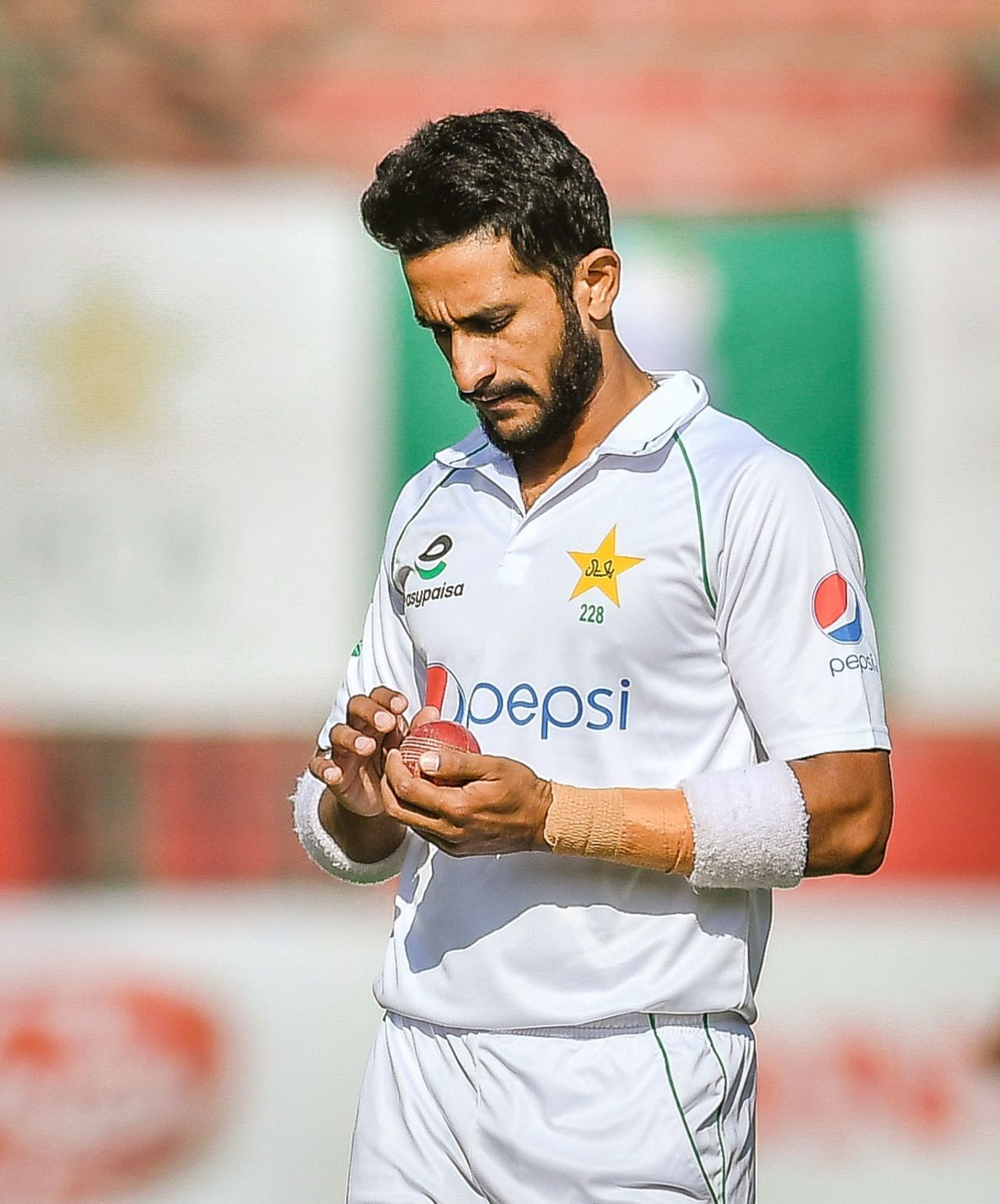 Hasan Ali shines the ball, Pakistan vs South Africa, 1st Test, Karachi, day 4, January 29, 2021