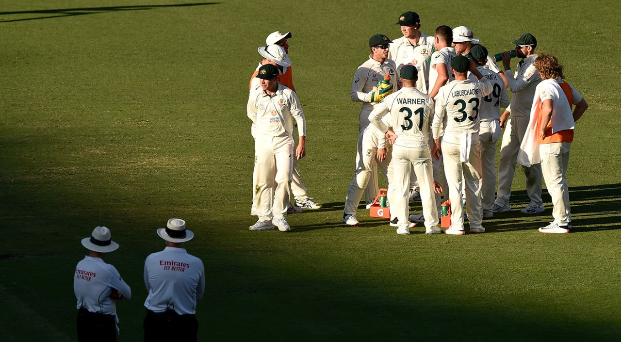 Tim Paine speaks to his players, Australia vs India, 4th Test, Brisbane, 5th day, January 19, 2021