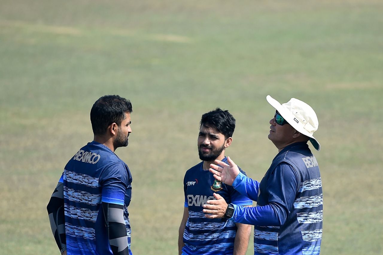 Tamim Iqbal and Mominul Haque discuss a point with Bangladesh head coach Russell Domingo, Bangladesh vs West Indies, Chattogram, February 2, 2021
