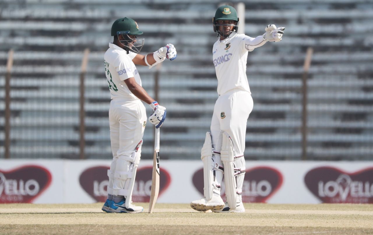 Shakib Al Hasan and Mehidy Hasan Miraz have a chat, Bangladesh vs West Indies, 1st Test, Chattogram, Day 2, February 4, 2021