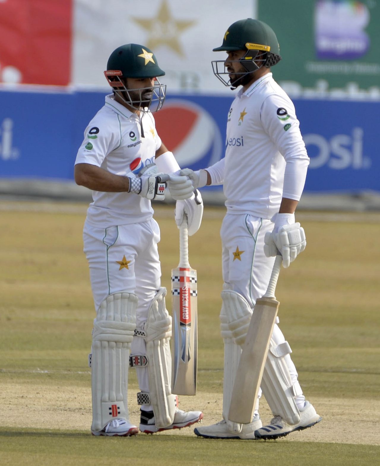 Mohammad Rizwan and Faheem Ashraf compare notes, Pakistan vs South Africa, 2nd Test, Rawalpindi, 2nd day, February 5, 2021